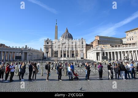 Città del Vaticano - 5 novembre 2024: I turisti sono in fila per la Basilica di San Pietro in Piazza San Pietro in Vaticano. Foto Stock