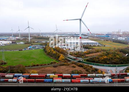 Bremerhaven, Germania. 14 novembre 2024. Il collegamento con l'entroterra del porto con strade e binari al porto di Bremerhaven (vista aerea con drone). I ministri dell'economia dei cinque stati federali della Germania settentrionale stanno discutendo su come rafforzare l'industria marittima e i porti. Oltre all'espansione delle energie rinnovabili, quest'anno si discuterà anche del rafforzamento dell'industria marittima e dei porti e dei collegamenti portuali con l'entroterra. Credito: Sina Schuldt/dpa/Alamy Live News Foto Stock