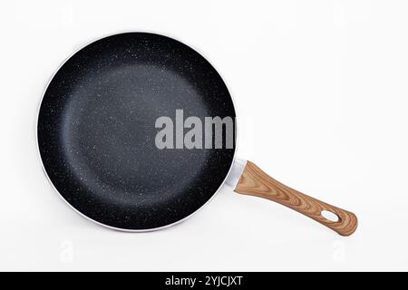 padella in ceramica rossa su sfondo bianco. padella a lunga durata. padella antiaderente. friggere senza olio. Foto Stock