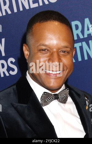 **FILE PHOTO** Craig Melvin ha annunciato di sostituire Hoda Kotb su oggi nel gennaio 2025. NEW YORK, NY - 10 GIUGNO: Craig Melvin alla serata Literacy Partners di letture e cena di gala al Pier Sixty di New York il 10 giugno 2024. Crediti: Mpi099/MediaPunch Foto Stock