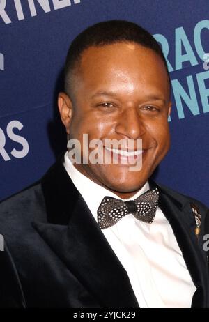 **FILE PHOTO** Craig Melvin ha annunciato di sostituire Hoda Kotb su oggi nel gennaio 2025. NEW YORK, NY - 10 GIUGNO: Craig Melvin alla serata Literacy Partners di letture e cena di gala al Pier Sixty di New York il 10 giugno 2024. Crediti: Mpi099/MediaPunch Foto Stock