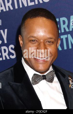 **FILE PHOTO** Craig Melvin ha annunciato di sostituire Hoda Kotb su oggi nel gennaio 2025. NEW YORK, NY - 10 GIUGNO: Craig Melvin alla serata Literacy Partners di letture e cena di gala al Pier Sixty di New York il 10 giugno 2024. Crediti: Mpi099/MediaPunch Foto Stock