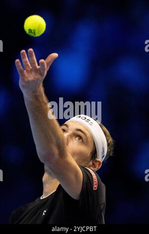 Torino, Italia. 14 novembre 2024. Taylor Fritz degli Stati Uniti serve l'australiano Alex de Minaur durante la partita di tennis singolo delle finali ATP World Tour presso l'Inalpi Arena di Torino, Italia - Sport - giovedì 14 novembre 2024. (Foto di Marco Alpozzi/Lapresse) credito: LaPresse/Alamy Live News Foto Stock