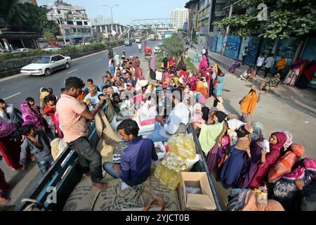 Dhaka, Wari, Bangladesh. 14 novembre 2024. La gente è in coda per acquistare cibo sovvenzionato dal governo a Dacca, Bangladesh, il 14 novembre 2024. (Credit Image: © Habibur Rahman/ZUMA Press Wire) SOLO PER USO EDITORIALE! Non per USO commerciale! Foto Stock