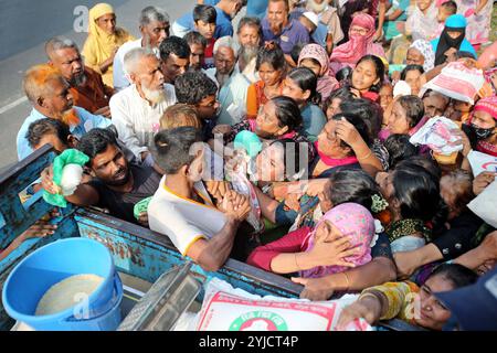 Dhaka, Wari, Bangladesh. 14 novembre 2024. La gente è in coda per acquistare cibo sovvenzionato dal governo a Dacca, Bangladesh, il 14 novembre 2024. (Credit Image: © Habibur Rahman/ZUMA Press Wire) SOLO PER USO EDITORIALE! Non per USO commerciale! Foto Stock