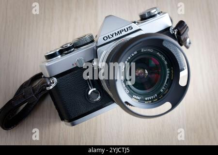 Fotocamera reflex Olympus OM1 da 35 mm con obiettivo Zuiko da 28 mm, fotocamera argento, iconica fotocamera a pellicola da 35 mm, fotocamera classica da collezione - 14 novembre 2024 immagine di e. Foto Stock