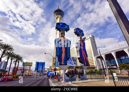 The Strat a Las Vegas con i cartelli di Showgirl, sulla Strip di Las Vegas. Qui si incrociano la città di Las Vegas e la Strip. Foto Stock