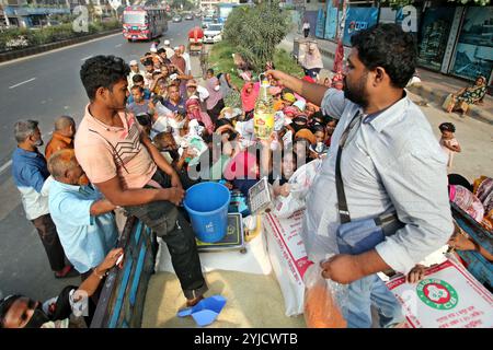 Dacca, India. 14 novembre 2024. La gente è in coda per acquistare cibo sovvenzionato dal governo a Dacca, Bangladesh, il 14 novembre 2024. Foto di Habibur Rahman/ABACAPRESS. COM credito: Abaca Press/Alamy Live News Foto Stock