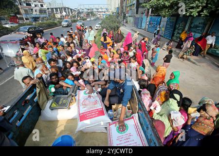 Dacca, India. 14 novembre 2024. La gente è in coda per acquistare cibo sovvenzionato dal governo a Dacca, Bangladesh, il 14 novembre 2024. Foto di Habibur Rahman/ABACAPRESS. COM credito: Abaca Press/Alamy Live News Foto Stock