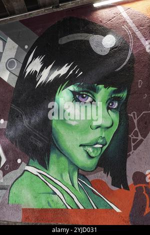 Ritratto di una donna con un volto verde, creatura extraterrestre, marziana, murale in una metropolitana, arte urbana nel quartiere Oberbilk, Duesseldorf, North R. Foto Stock