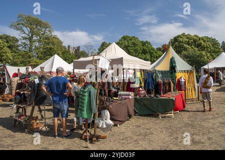 Mercato medievale con varie bancarelle, visitatori, settimana medievale, città anseatica di Visby, sito patrimonio dell'umanità dell'UNESCO, isola di Gotland, Svezia, Europa Foto Stock