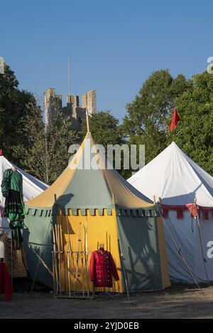 Colorate tende rotonde, mercato medievale, settimana medievale, torre di difesa fortificata, ex città anseatica di Visby, patrimonio dell'umanità dell'UNESCO, Gotland Is Foto Stock