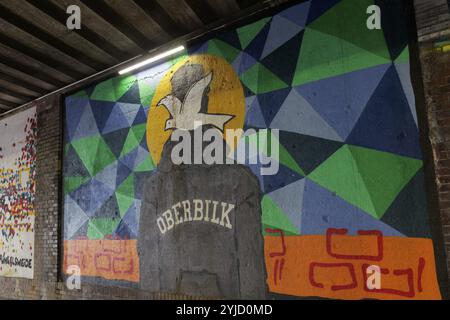 Indossa una felpa con cappuccio con una colomba di pace davanti al suo volto, un murale in una metropolitana, arte urbana nel quartiere Oberbilk, Duesseldorf, Renania settentrionale-Vestfale Foto Stock