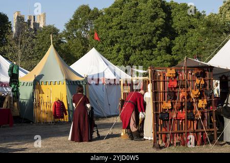 Colorate tende rotonde, persone in abiti medievali, mercato medievale, settimana medievale, torre di difesa fortificata, ex città anseatica di Visby, UNESCO Foto Stock