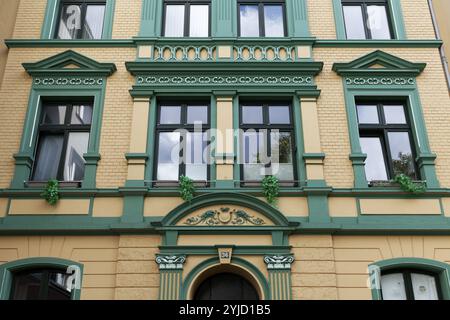 Edificio residenziale ristrutturato in stile Wilhelminian, facciata decorativa, vecchio edificio, quartiere Bilk, Duesseldorf, Renania settentrionale-Vestfalia, G. Foto Stock