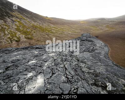 Vulcano attivo Geldingadalir, errupting nel 2021, Fagradalsfjall e 2022 -Meradalir. Rocce laviche ancora calde, vapore che si deposita dal terreno. gre scuro Foto Stock