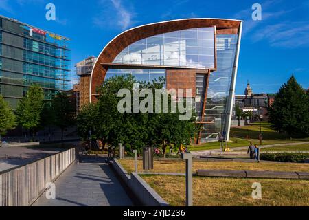 Persone che camminano di fronte al Museo di arte contemporanea Kiasma, parte della Galleria Nazionale finlandese il 7 luglio 2024 a Helsinki, Finlandia. Foto Stock