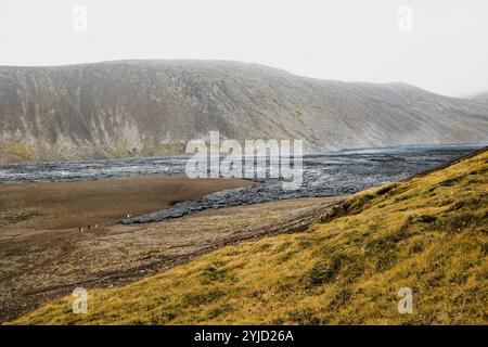 Vulcano attivo Geldingadalir, errupting nel 2021, Fagradalsfjall e 2022 -Meradalir. Rocce laviche ancora calde, vapore che si deposita dal terreno. gre scuro Foto Stock