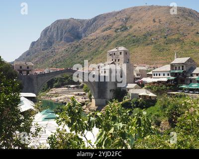 Famoso ponte Mostar in Bosnia ed Erzegovina sul fiume Neretva. Persone che saltano dal ponte. Foto Stock