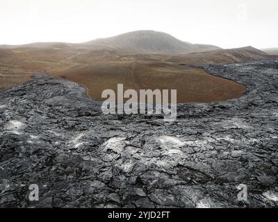 Vulcano attivo Geldingadalir, errupting nel 2021, Fagradalsfjall e 2022 -Meradalir. Rocce laviche ancora calde, vapore che si deposita dal terreno. gre scuro Foto Stock