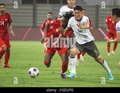 Riffa, Bahrein. 14 novembre 2024. Zhu Chenjie (front R) della Cina vige per il pallone durante la partita del gruppo C delle qualificazioni asiatiche della Coppa del mondo FIFA 2026 tra Cina e Bahrein a Riffa, Bahrein, 14 novembre 2024. Crediti: Wang Haizhou/Xinhua/Alamy Live News Foto Stock