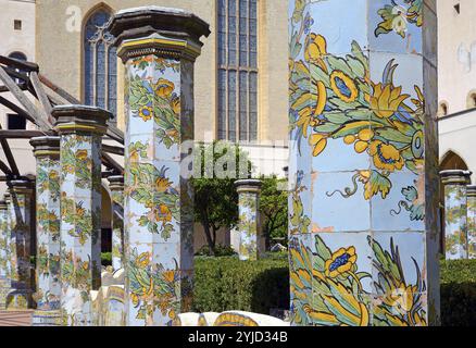 Chiostro, frammento, colonne ricoperte di maiolica Foto Stock