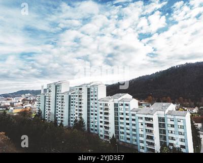 Vista aerea, riprese di droni, edifici residenziali alla periferia della città di Celje in Slovenia, alcuni edifici residenziali dall'aspetto più vecchio e più recente Foto Stock