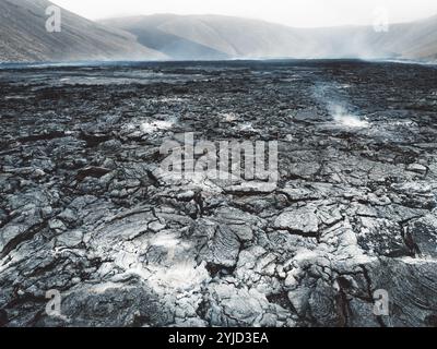 Vulcano attivo Geldingadalir, errupting nel 2021, Fagradalsfjall e 2022 -Meradalir. Rocce laviche ancora calde, vapore che si deposita dal terreno. gre scuro Foto Stock