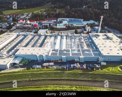 Veduta aerea di una fabbrica e di un magazzino nei sobborghi con tetto coperto da pannelli solari. Foto Stock