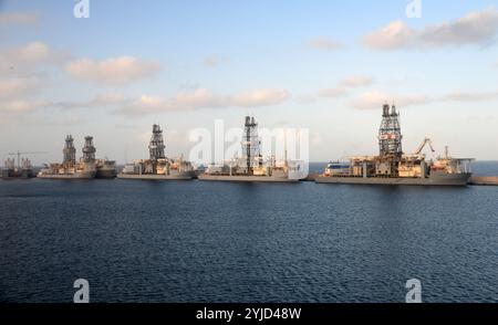 Una flotta di cinque navi da servizio petrolifero/trivellazione ormeggiate nei bacini di Las Palmas De Gran Canaria, Isole Canarie, Spagna, UE. Foto Stock