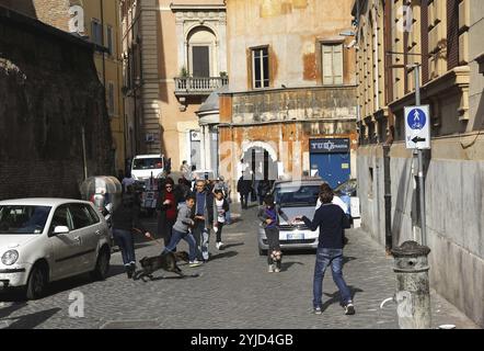 Repubblica Italiana, Italia, Italie, Italia, Italia, Roma, Roma, ghetto, il Ghetto, Portico d'Ottavia, strada nel ghetto, ragazzi, giocare ai bambini, ragazzi Foto Stock