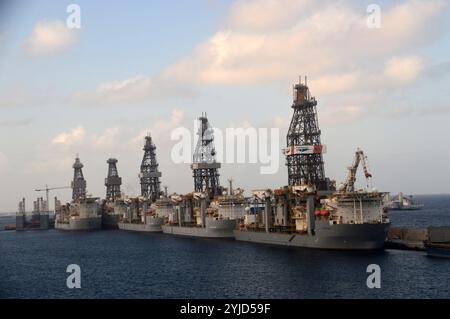 Una flotta di cinque navi da servizio petrolifero/trivellazione ormeggiate nei bacini di Las Palmas De Gran Canaria, Isole Canarie, Spagna, UE. Foto Stock