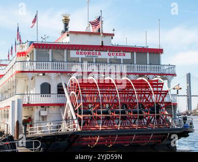 Savannah, Georgia, USA - 20 febbraio 2024: Un grande battello a vapore chiamato Georgia Queen è attraccato a Savannah, adornato con bandiere americane e una vibrante imbottitura Foto Stock