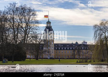 Karlsruhe è la seconda città più grande dello stato federale tedesco del Baden-Wuerttemberg, che la rende la ventunesima città più grande della Germania e situata sulla piattaforma Foto Stock