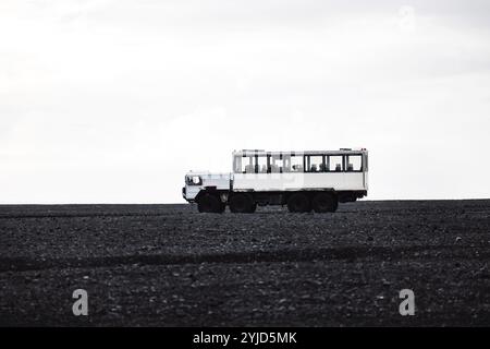 Guida in auto i turisti sulla spiaggia di sabbia nera di Selheimasandur nell'Islanda meridionale. Foto Stock