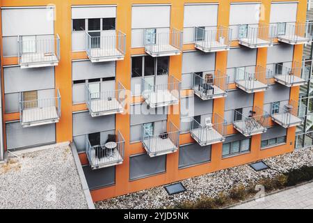 Dormitorio universitario dall'esterno, vista di un edificio arancione con balconi grigi. Un edificio dove gli studenti vengono a vivere durante i loro studi Foto Stock