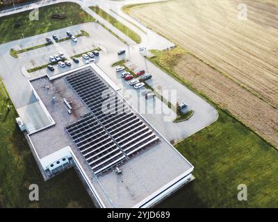 Vista aerea dell'edificio industriale con ampio parcheggio nella campagna slovena Foto Stock