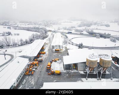 Base di lavoro per la manutenzione delle autostrade nel bel mezzo dell'inverno in una giornata nevosa. Neve che causa problemi e ritardi sull'autostrada Foto Stock