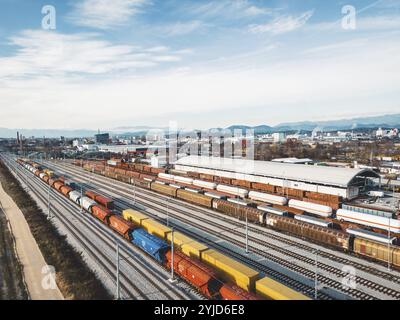 I treni merci di close-up. Vista aerea di coloratissimi treni merci sulla stazione ferroviaria. I carri con merci su ferrovia. Industria pesante. Concep industriale Foto Stock