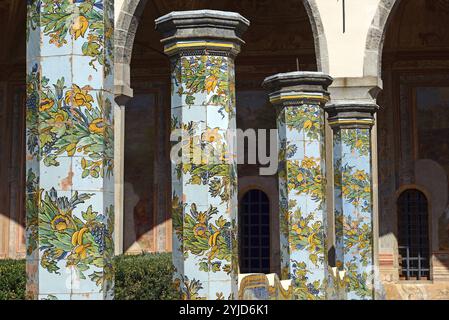 Chiostro, frammento, colonne ricoperte di maiolica Foto Stock