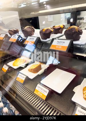Muffin assortiti e torte al caffè nella vetrina dei prodotti da forno Foto Stock