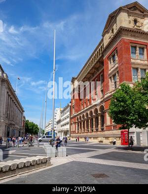 Londra - 06 16 2022: Veduta del Victoria & Albert Museum Henry Cole Wing Foto Stock