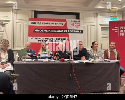 Persone prima dei rappresentanti del profitto (da sinistra a destra) Asch Ni Fhinn, Paul Murphy, Hazel de Nortuin, Brid Smith, Richard Boyd Barrett, Siobhan o Caisaide e Gino Kenny al lancio del manifesto del loro partito al Buswells Hotel, Dublino, in vista delle elezioni generali del 29 novembre. Data foto: Giovedì 14 novembre 2024. Foto Stock