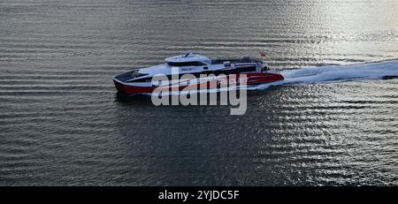 Redjet 6, traghetto catamarano ad alta velocità per l'Isola di Wight a Southampton Water, Hampshire. Foto Stock