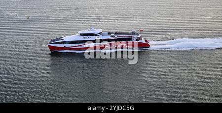 Redjet 6, traghetto catamarano ad alta velocità per l'Isola di Wight a Southampton Water, Hampshire. Foto Stock