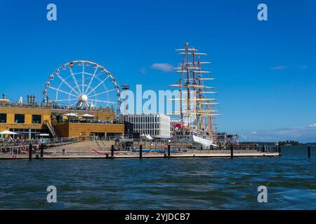 Persone che apprezzano la piscina pubblica sul mare e la sauna tradizionale nelle soleggiate giornate estive nel centro della città di Katajanokanlaituri il 6 luglio 2024 a Helsinki, F. Foto Stock