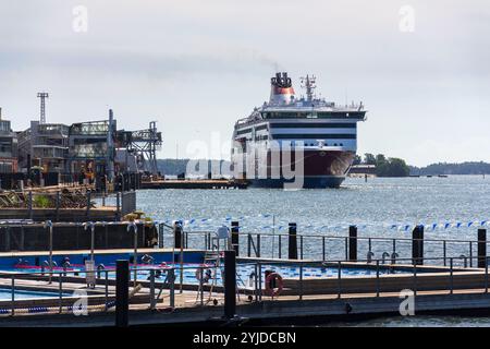 Persone che apprezzano la piscina pubblica sul mare e la sauna tradizionale nelle soleggiate giornate estive nel centro della città di Katajanokanlaituri l'8 luglio 2024 a Helsinki, F. Foto Stock