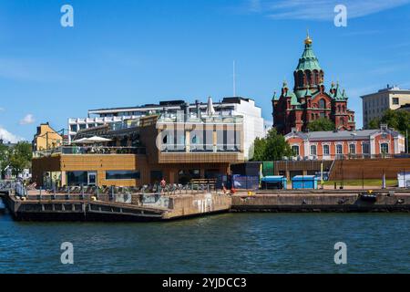 Persone che apprezzano la piscina pubblica sul mare e la sauna tradizionale nelle soleggiate giornate estive nel centro della città di Katajanokanlaituri l'8 luglio 2024 a Helsinki, F. Foto Stock