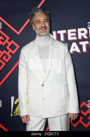 Hollywood, Stati Uniti. 13 novembre 2024. Taika Waititi arriva alla prima "Interior Chinatown" di Hulu a Los Angeles tenutasi al Linwood Dunn Theater il 13 novembre 2024 a Hollywood, CA. © ALO/AFF-USA.com Credit: AFF/Alamy Live News Foto Stock