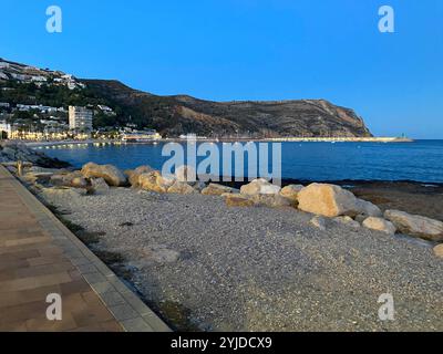Vista in tarda serata dell'area portuale di Javea sulla Costa Blanca, con Cabo San Antonio sullo sfondo Foto Stock